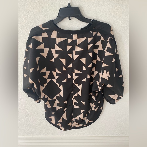 New without tags - Collective concepts black and tan geometric blouse - Picture 3 of 10